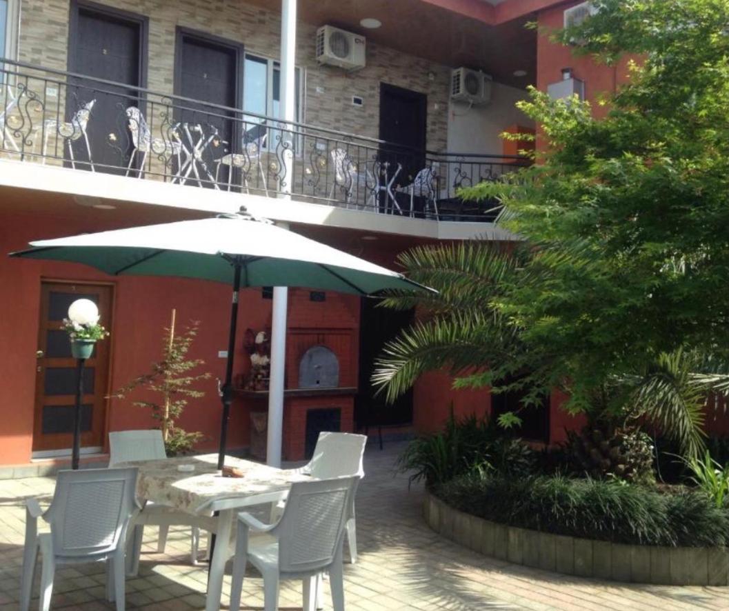 Nikas Guest House Batumi Exterior photo