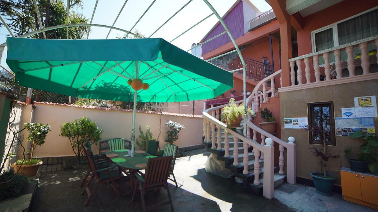 Nikas Guest House Batumi Exterior photo
