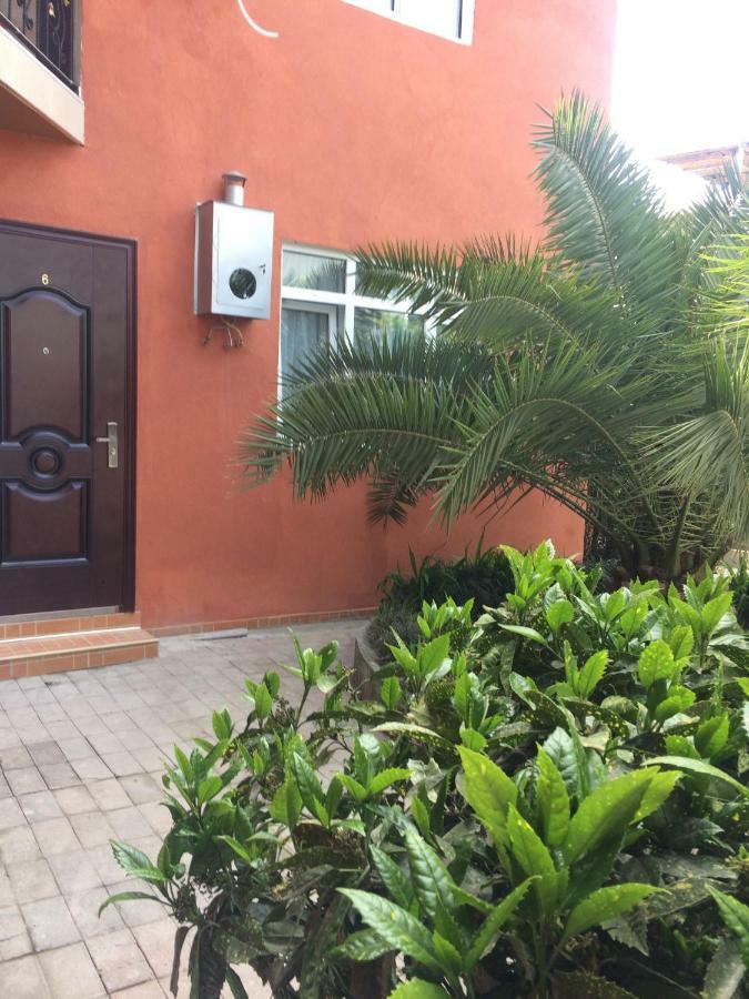 Nikas Guest House Batumi Exterior photo