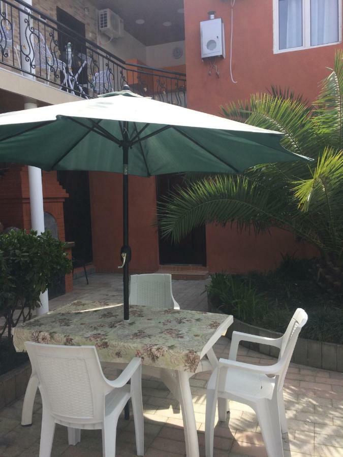 Nikas Guest House Batumi Exterior photo